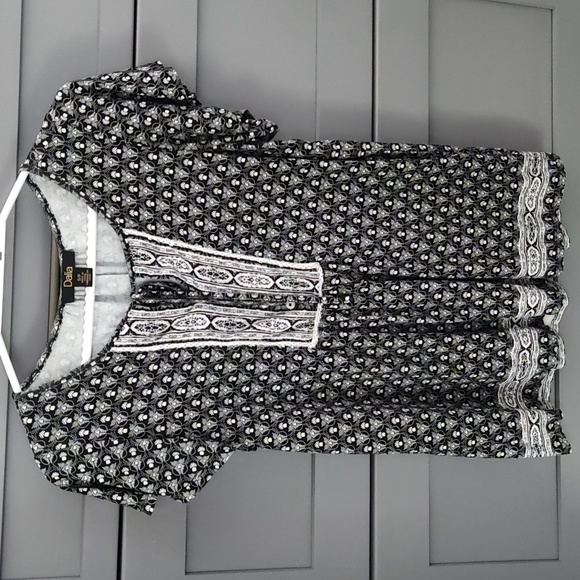 Bundle of 2 Dahlia Flowy Tops Size Small! - Picture 2 of 6